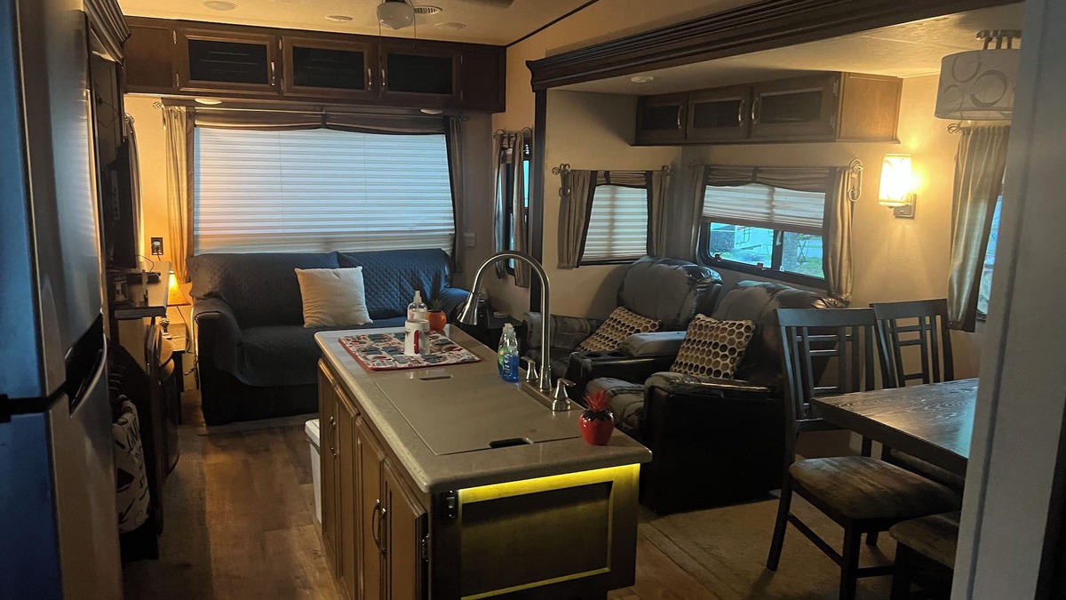 Winchester House | Cozy 2-bedroom RV in awesome Winchester with WiFi, AC