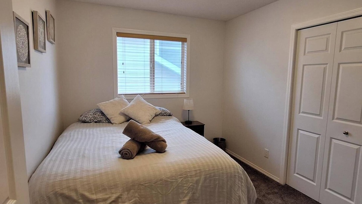 Royal Oak House | Cozy 2-Bedroom Shared Space (Not an Entire Home) – Your Gateway to the Mountains