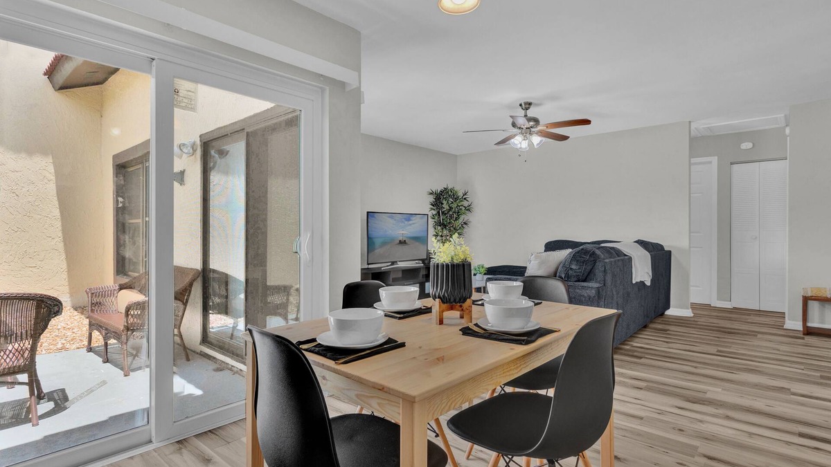 Poinciana House | Cozy 2-bedroom Townhouse 35 mins to Disney Parks!