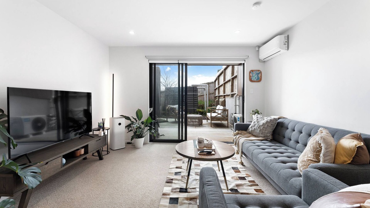 Massey House | Cozy 2-bedroom townhouse in charming west Auckland with WiFi, AC - Free Carpark