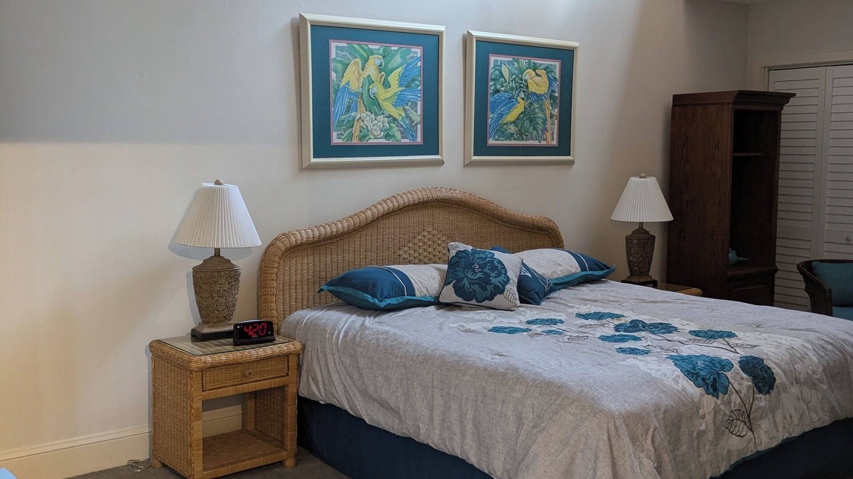 St. Simons Island Condo | Cozy 2-bedroom condo with sunroom on a beautiful golf course St. Simons Island.n