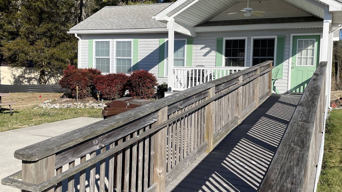 Ocean Pines House | Cozy 2-bedroom waterfront bungalow with crabbing pier and boat ramp