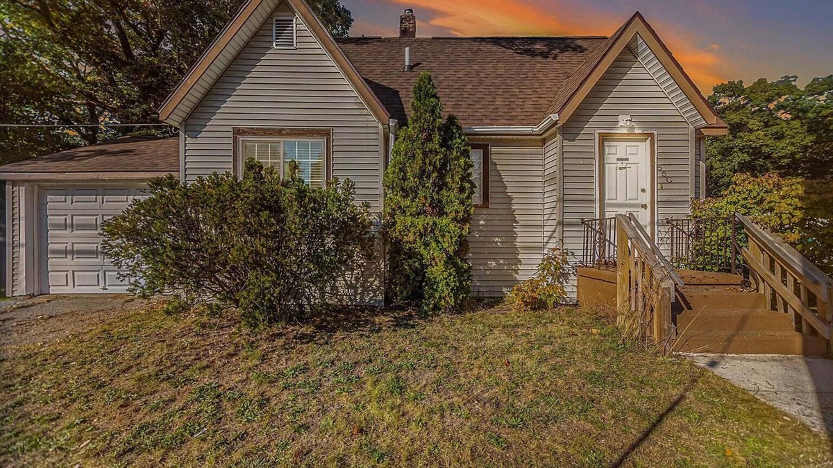 Muskegon Heights House | Cozy 2 Bedroom with King Bed, 2 Full Bathrooms Conveniently located in the heart of Muskegon!