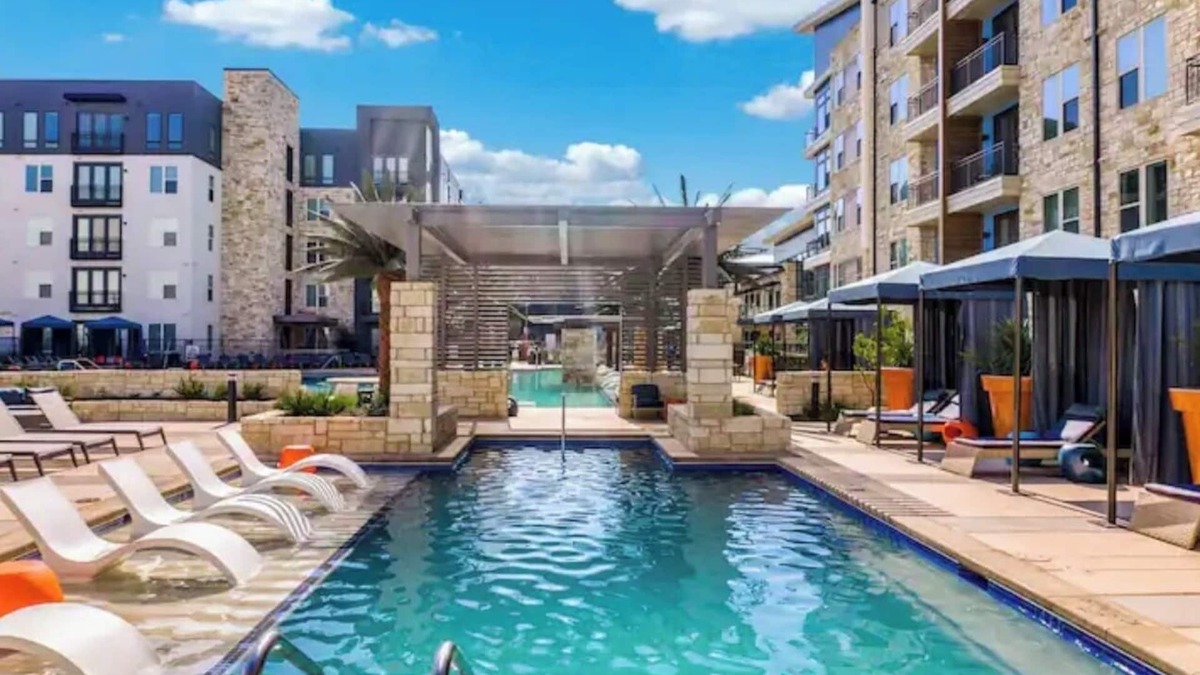 Addison Apartment | Cozy 2- bedroom with Smart TV’s, AC, WiFi, huge pool in amazing Area of Addison