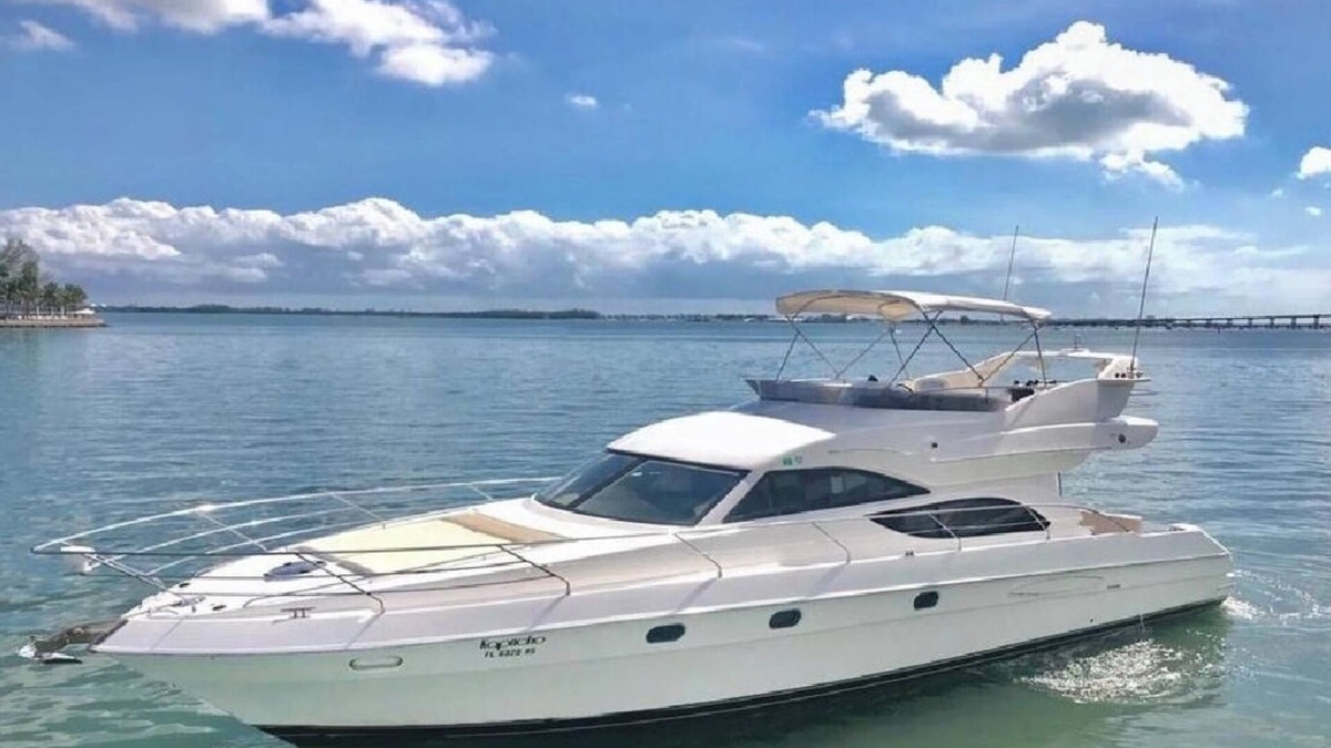 East Little Havana Boat Rental | Cozy 2-bedroom yacht in beautiful Miami with WiFi, AC