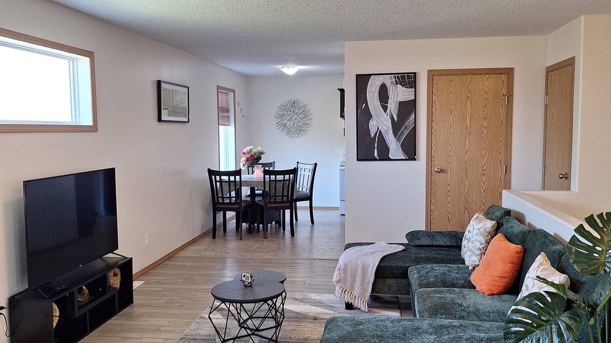 Brandon House | Cozy 2 Bedrooms in a stylish home in Central Brandon