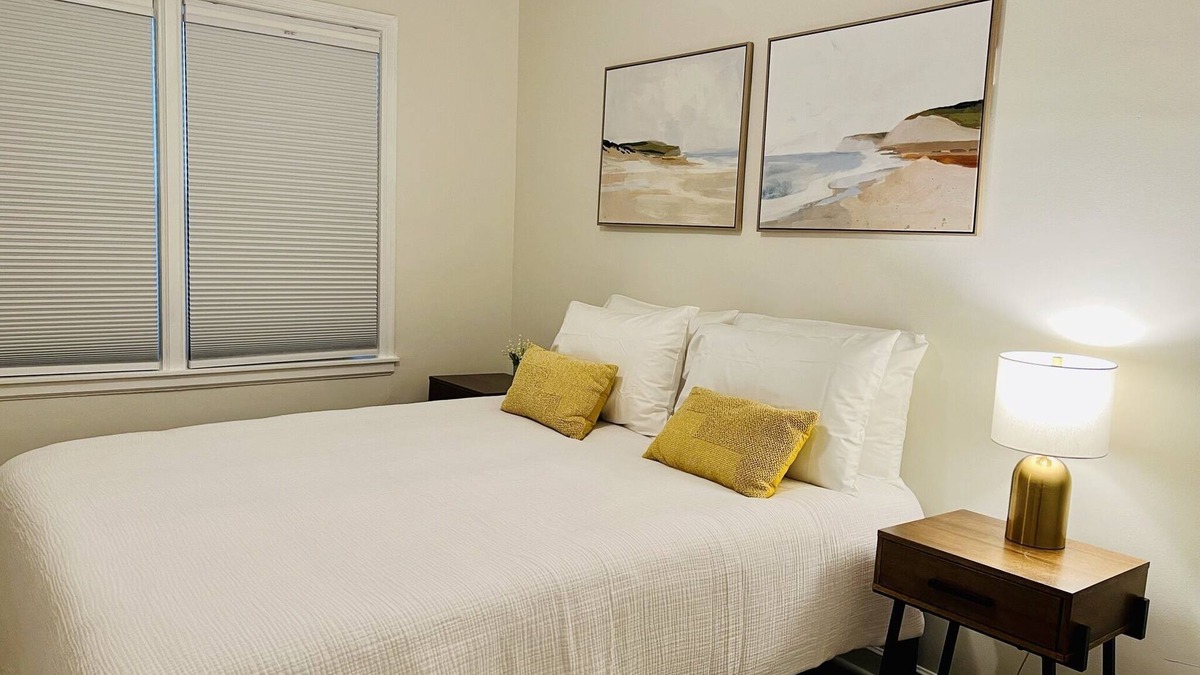 Linden Hills House | Cozy 2 bedrooms in the heart of historic Linden Hills Neighborhood