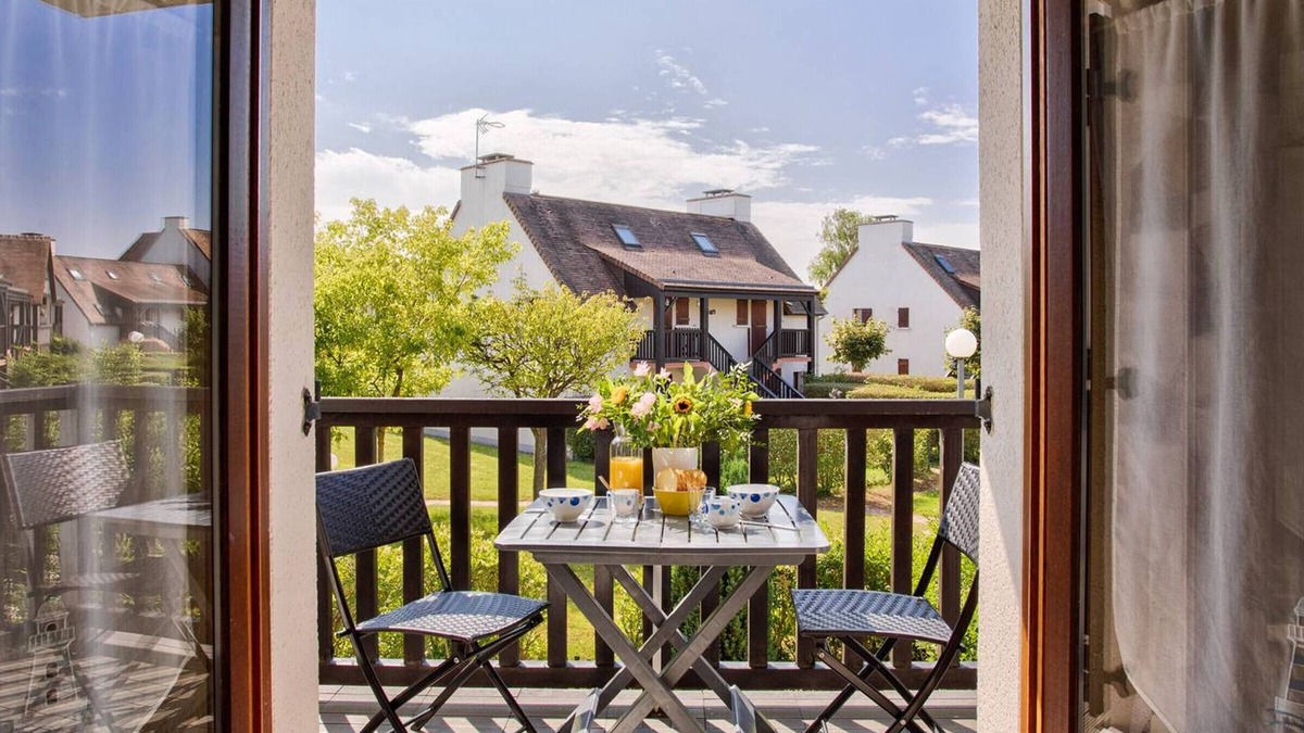 Le Home Apartment | Cozy 2-BR Apartment Near Normandy Beach with Private Parking