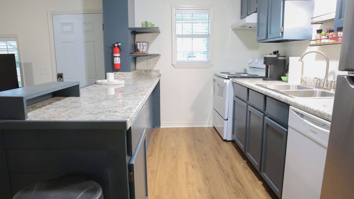 Hattiesburg Apartment | Cozy 2 BR Bungalow - Near dining- college + patio