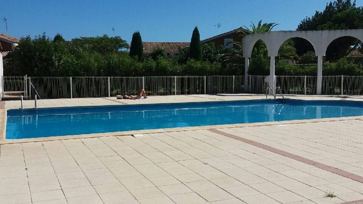 Vendres House | Cozy 2-BR Cabin with BBQ, Pool Access, 600m from Beach, Parking, Sleeps 4
