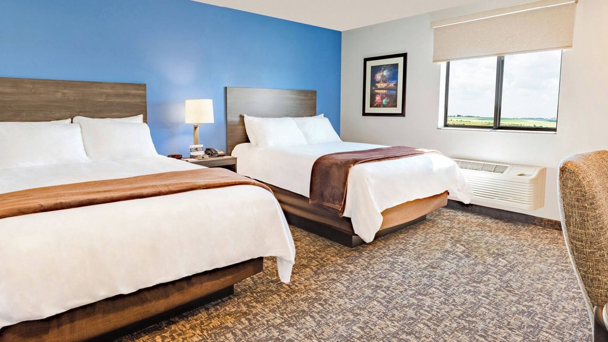 Huntersville Hotel | Cozy 2 queen hotel in delightful Huntersville up to 4 people