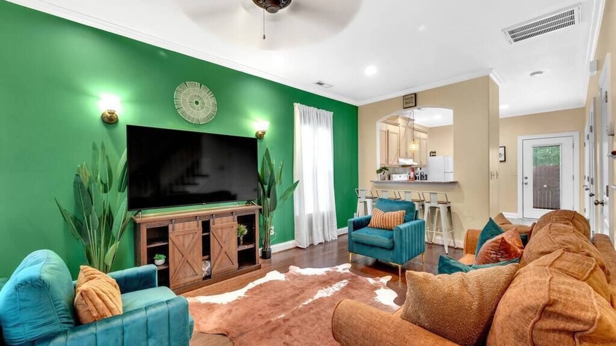 Concord House | Cozy 2B Townhouse - Hot Tub