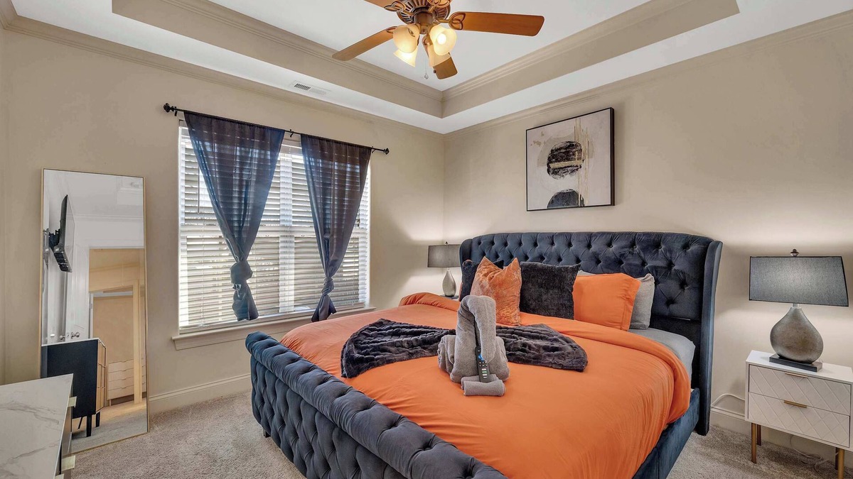 Concord House | Cozy 2B Townhouse - King Bed