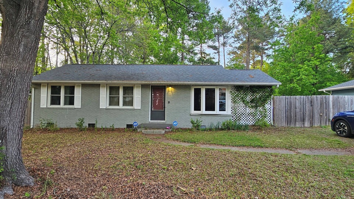 Durham House | Cozy 2bd house in Durham with fully fenced backyard and office, pet friendly!