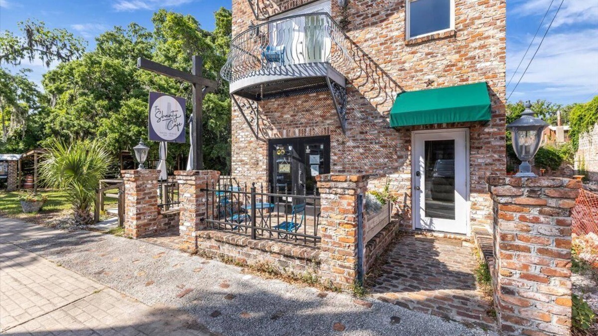Darien Apartment | Cozy 2bed, 2bath loft in downtown Darien, GA! Enjoy a master room with a balcony view of the river.