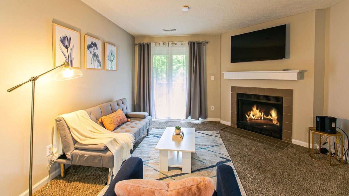 Parkdale Apartment | COZY 2BR/2BA w/pool, balcony + FREE parking