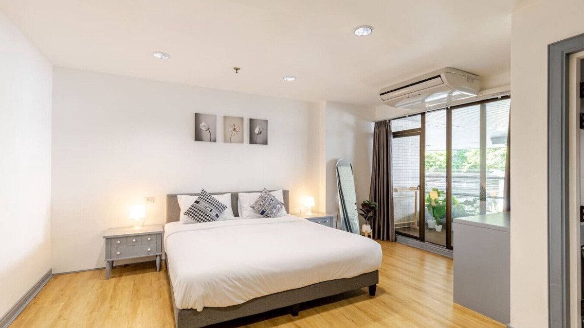 Ploenchit Apartment | Cozy 2BR Apt in Central Bangkok 5 mins BTS 110 SQM