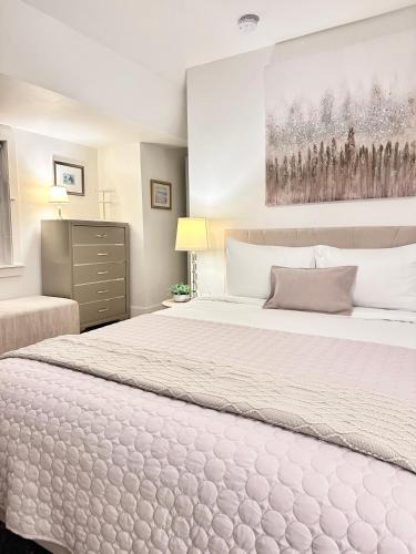 College Hill Apartment | Cozy 2BR Apt with Parking, Steps to Brown and RISD