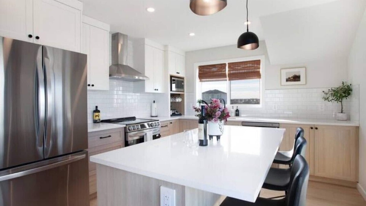 Airdrie Apartment | Cozy 2BR Carriage House with Waterfront Views