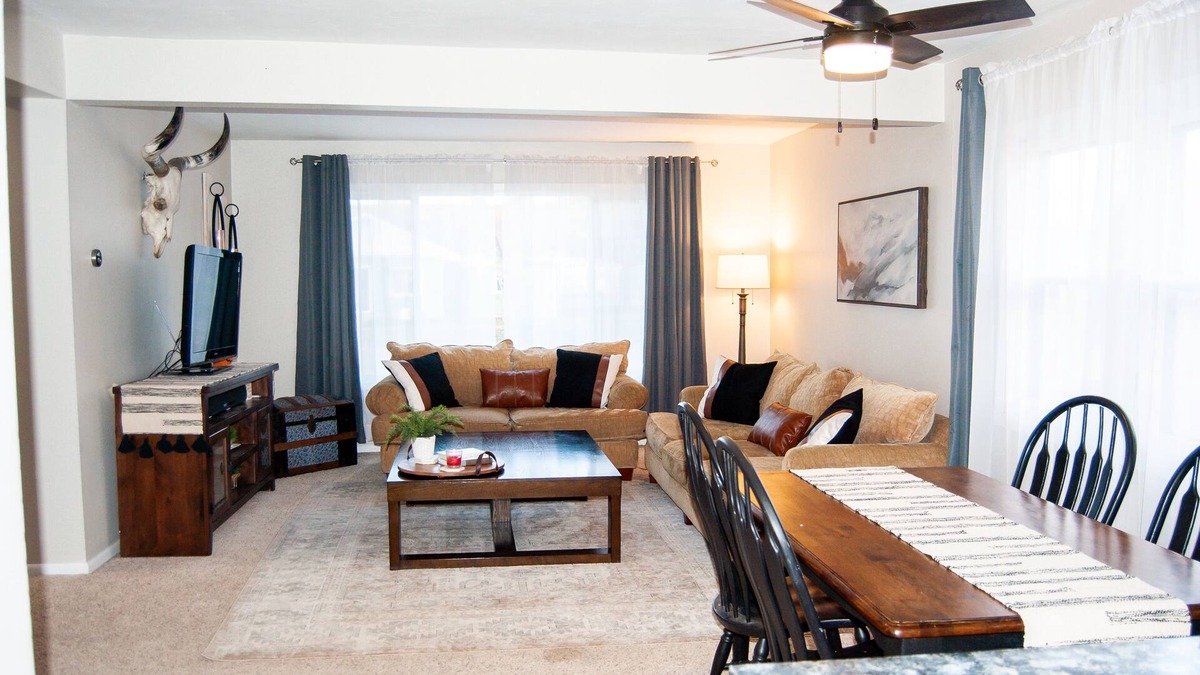 Akron House | Cozy 2BR Getaway