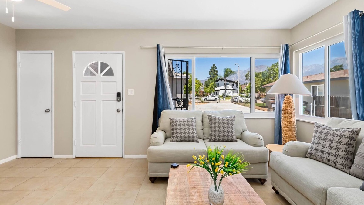 Ontario House | Cozy 2BR Home With Bright Interior Relaxing Patio