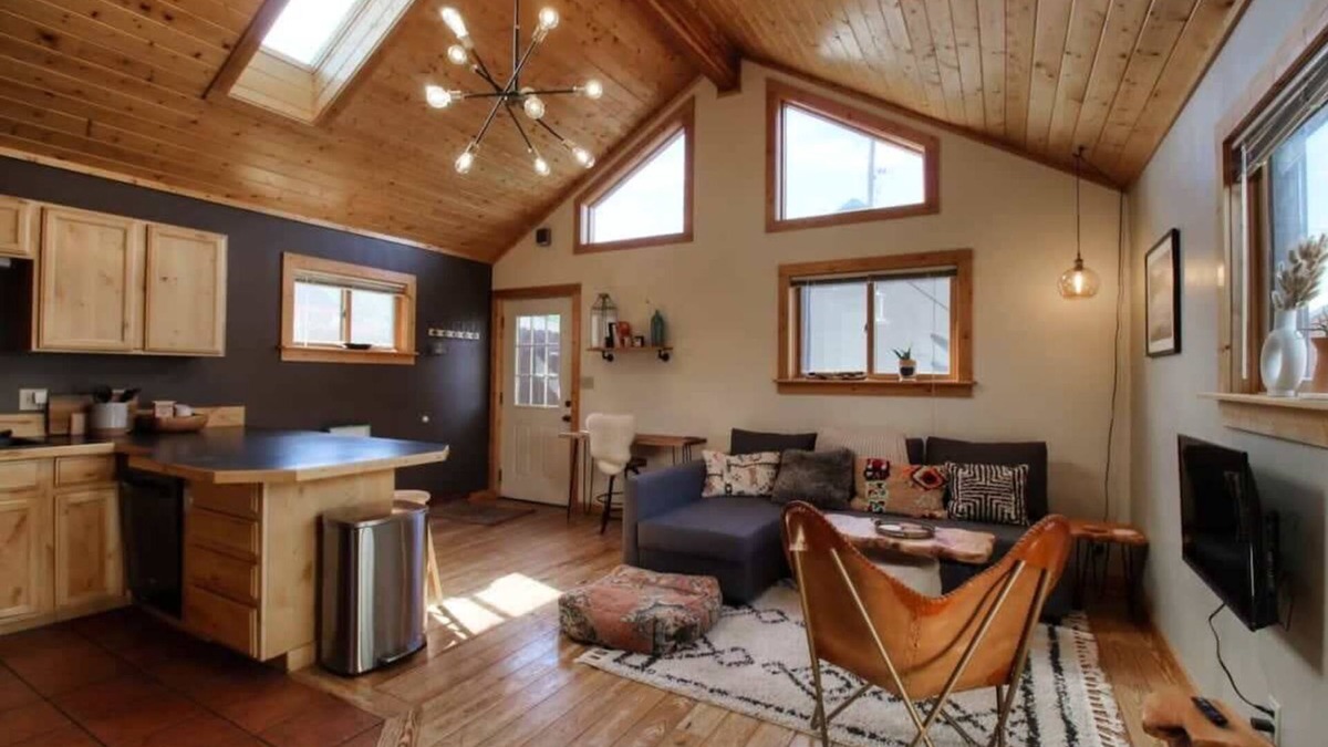 Leadville House | Cozy 2BR -Hot Tub -Close to 14ers & Skiing - Views