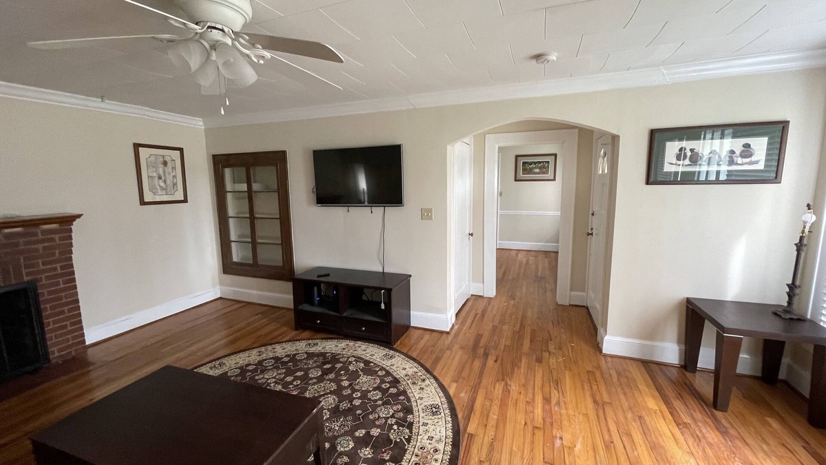 Lexington House | Cozy 2BR house behind Lexington BBQ