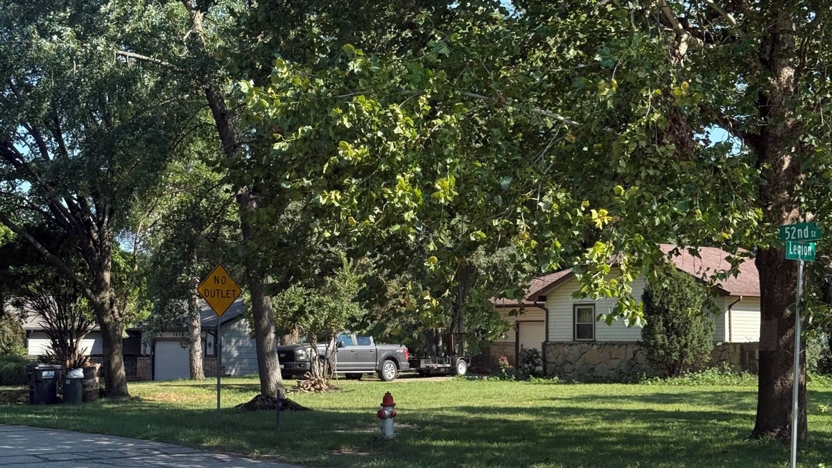 Wichita House | Cozy 2BR Main Floor Suite w/Private Entrance and Huge Backyard Access