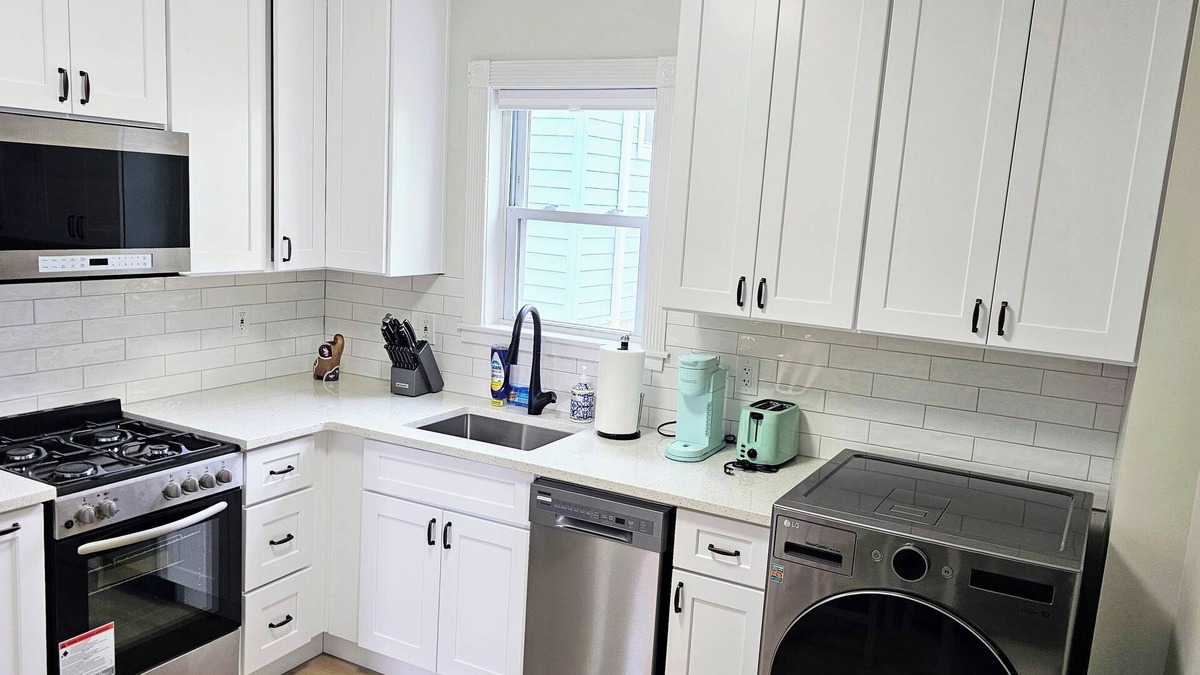 Greenwich Apartment | Cozy 2br retreat in charming Greenwich. Walk to restaurants & beach!