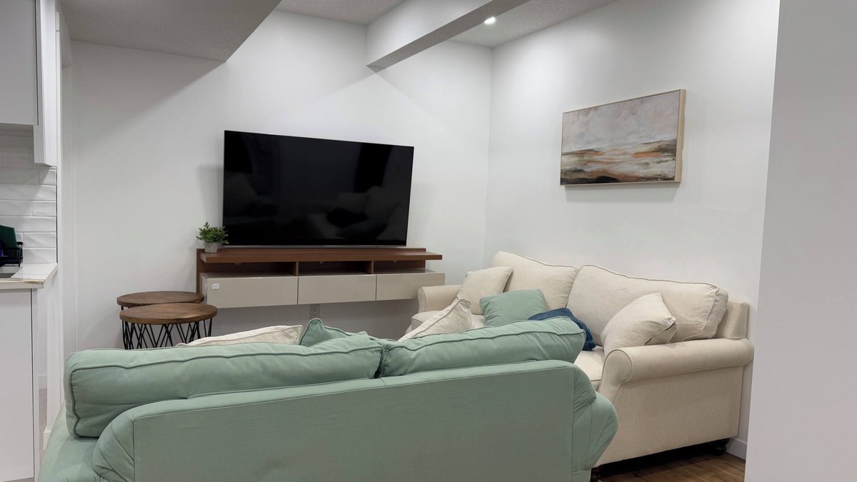 Southwest Edmonton House | Cozy 2BR Retreat Near Dining & Attractions – Relaxation Meets Comfort!