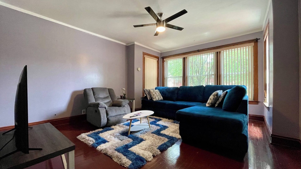 North Austin Apartment | Cozy 2BR Self-checkin unit in Chicago l Few Steps from DT I Car Rental Available