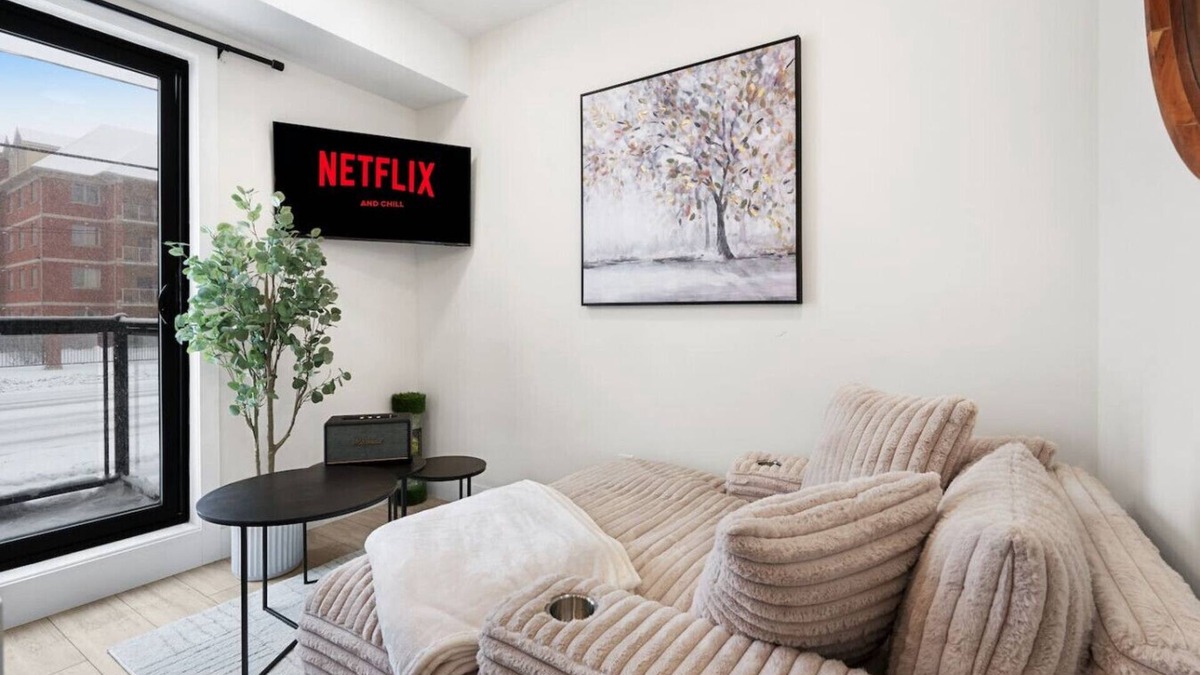 Niagara Falls Apartment | Cozy 2BR Suite with Parking and Sofa Bed and Sleeps 6
