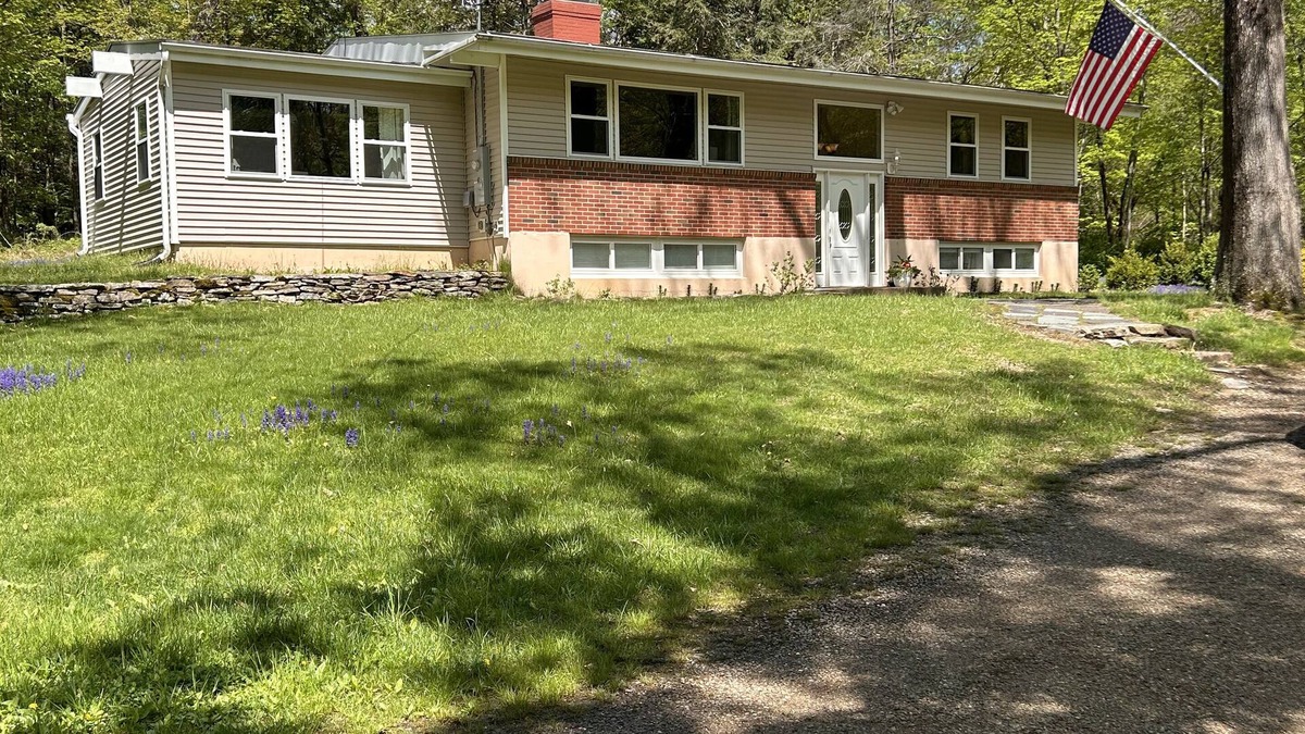 Storrs House | Cozy 3-bed 1.5 baths 1 mile from UConn campus. WiFi AC Patio Kitchen Dining room