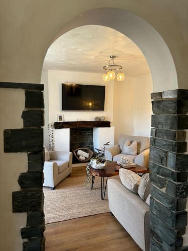 Rhyd-y-foel House | Cozy 3-Bed Cottage with Hot Tub