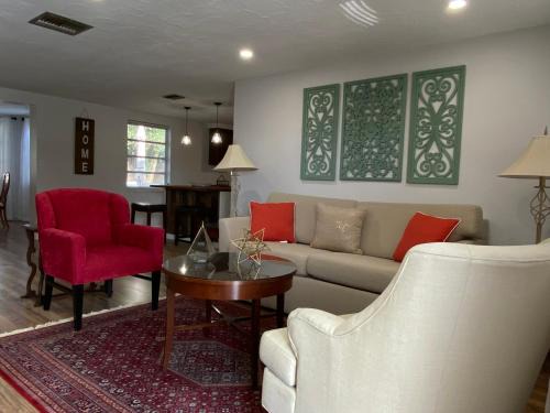 New Port Richey House | Cozy 3-bed home close to beautiful beaches.