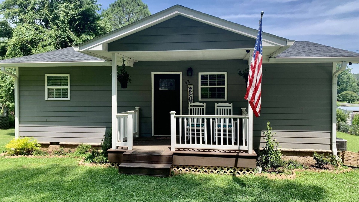 Jacksons' Gap House | Cozy 3 Bedroom, 2 Bathroom Cottage, right on the water!