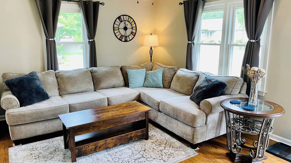 Pontiac House | Cozy 3 bedroom Bungalow near Great Lakes Crossing & Pine Knob