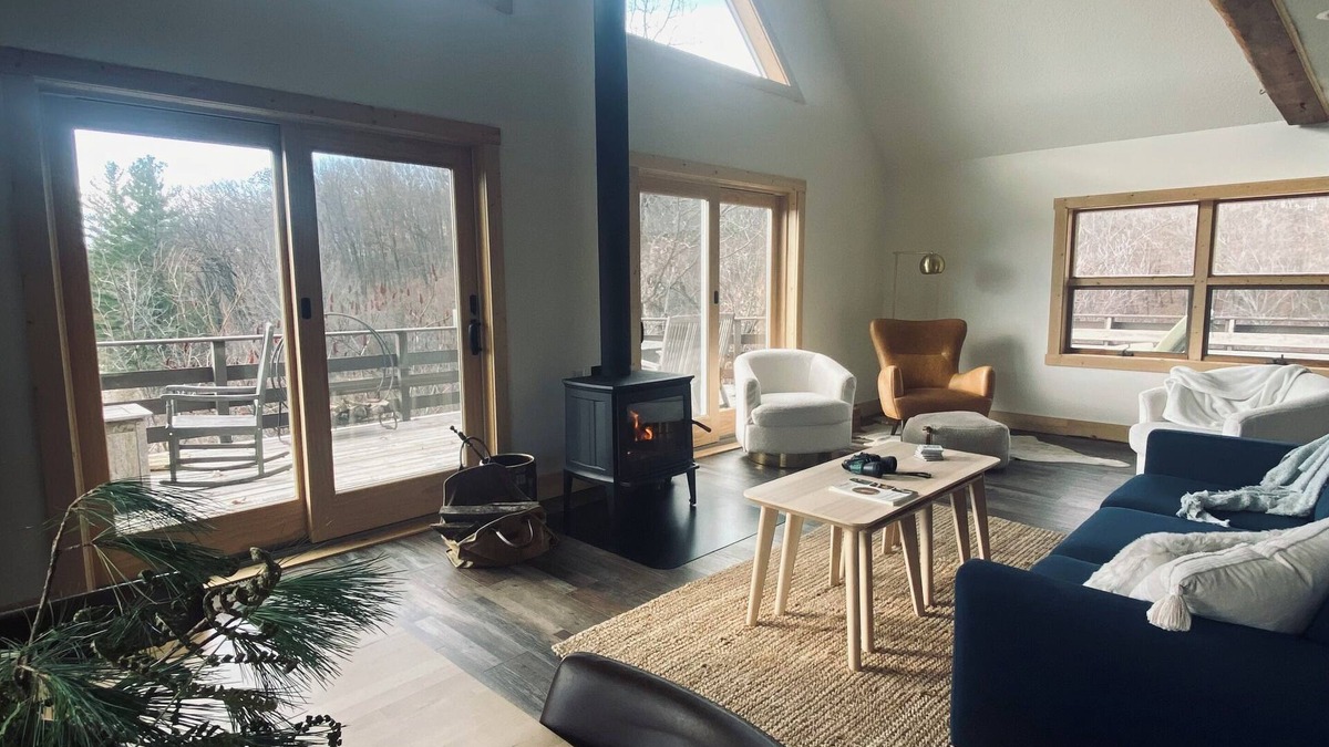 Viola Cabin | Cozy 3-bedroom cabin in the delightful Driftless area of Wisconsin with WiFi, AC