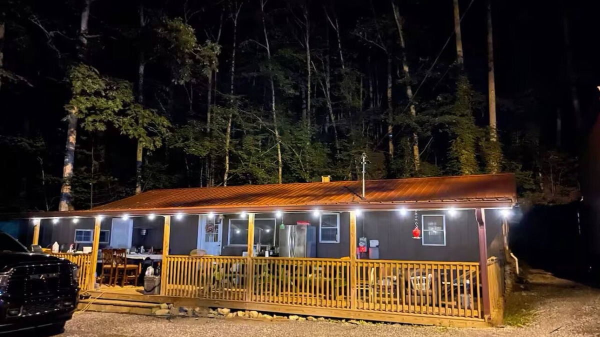 Bristol Cabin | Cozy 3-bedroom cabin with WiFi, AC in charming Bristol