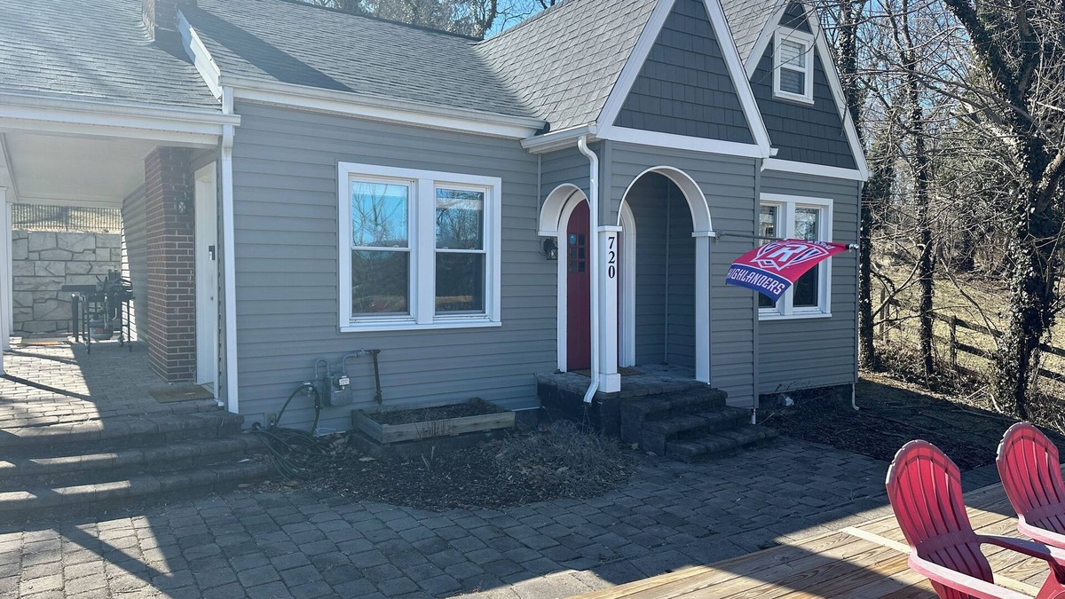 Radford House | Cozy 3-bedroom cottage right off campus with stunning view of Radford University