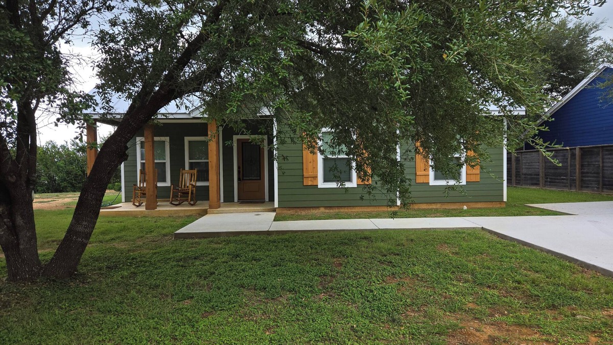Lexington Cottage | Cozy 3 bedroom country cottage in peaceful Lexington, TX