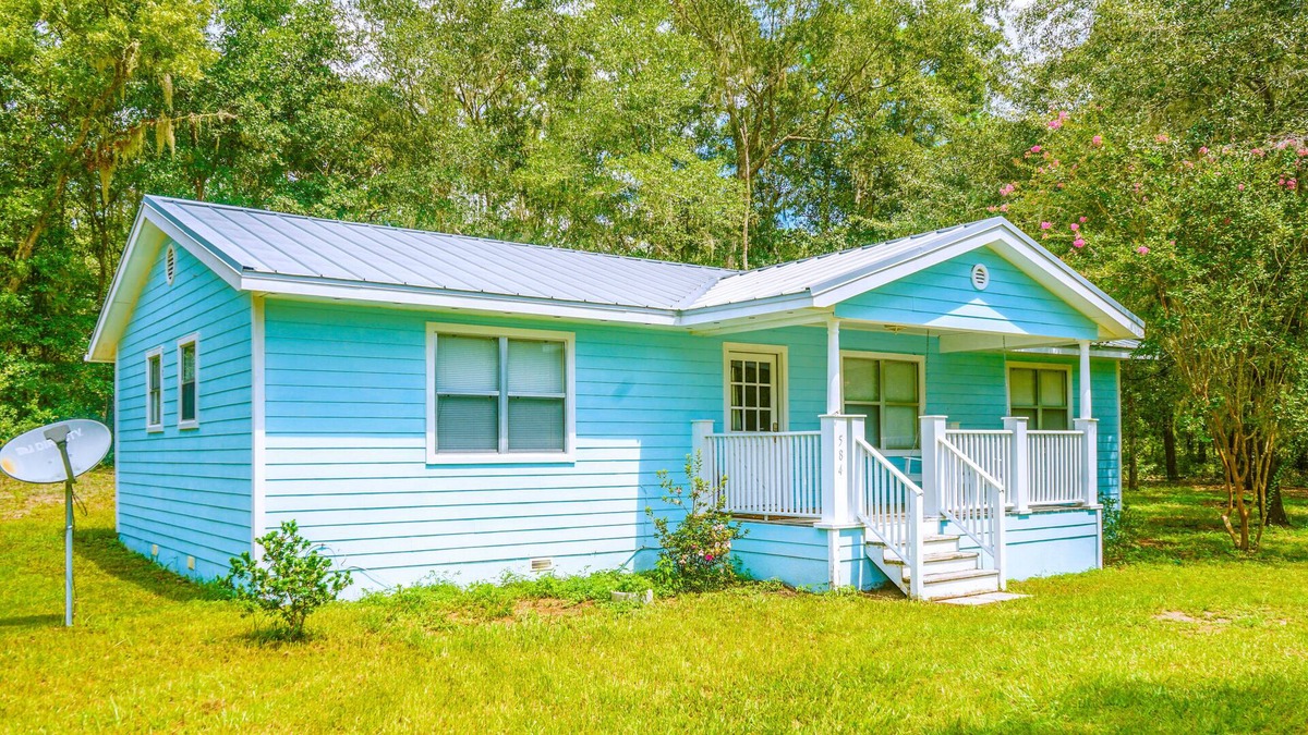 Florahome House | Cozy 3 Bedroom Florida Style Cabin & Property at George’s Lake