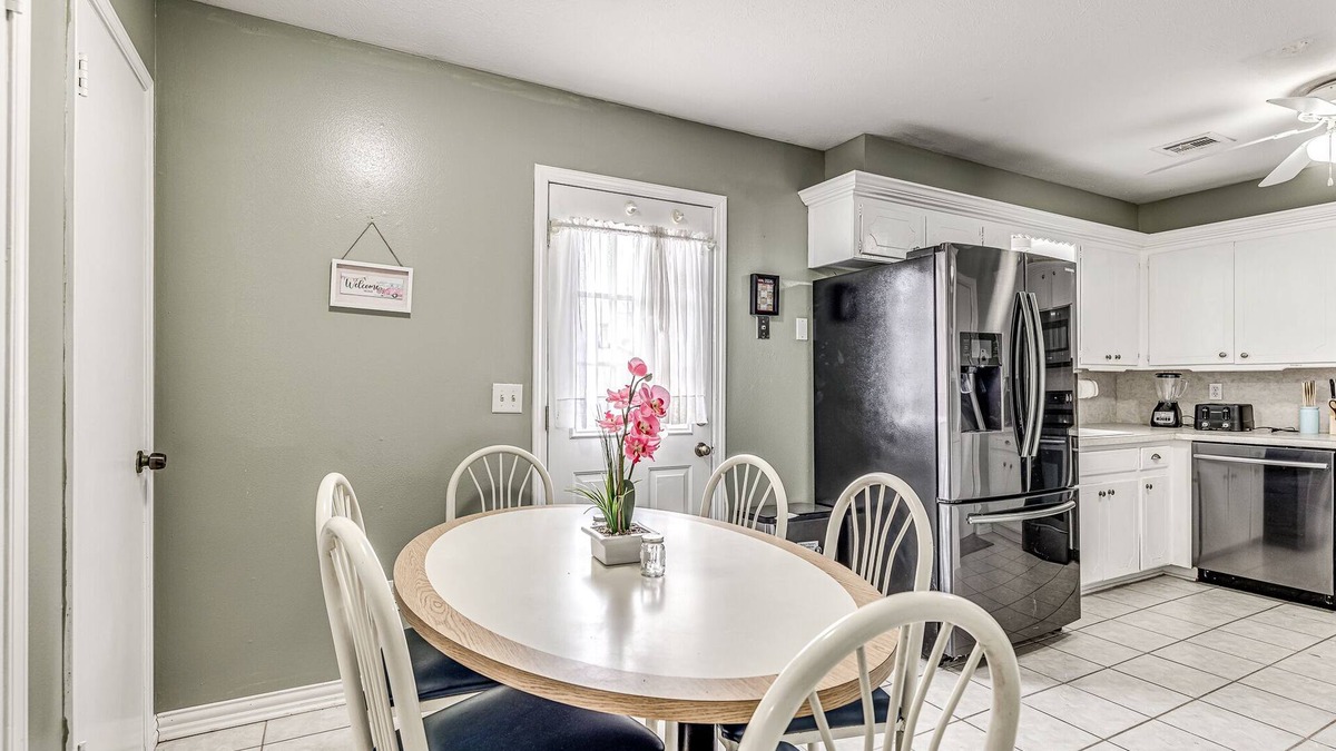 South Oklahoma City House | COZY 3 BEDROOM HOUSE NEAR WILL ROGERS INTERNATIONAL AIRPORT AND DOWNTOWN OKC