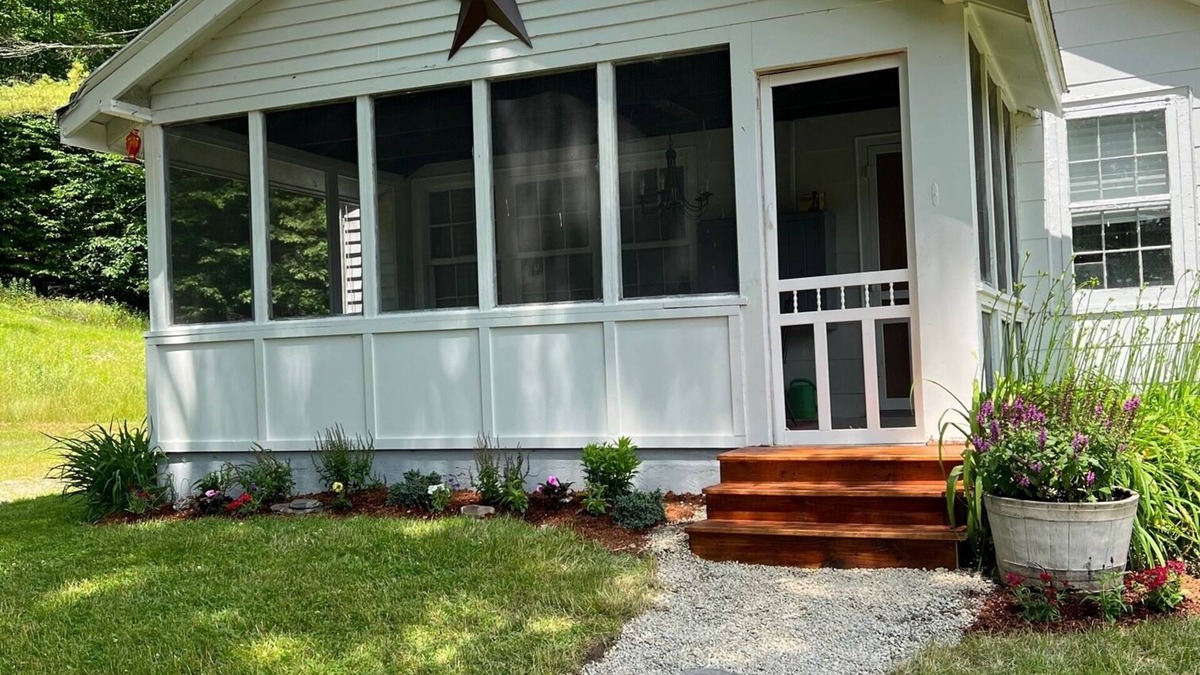 Sandgate House | Cozy 3 bedroom house on 16 quiet acres, Mtn views, Close to Manchester