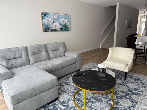 London House | Cozy 3 Bedroom Townhome Hyde Park Mall & Western University