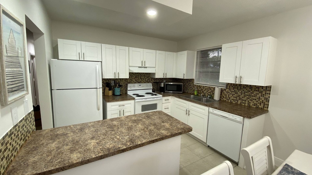 Sailboat Bend Apartment | Cozy 3 Bedroom Apartment Nestled In Tranquil Sailboat Bend!