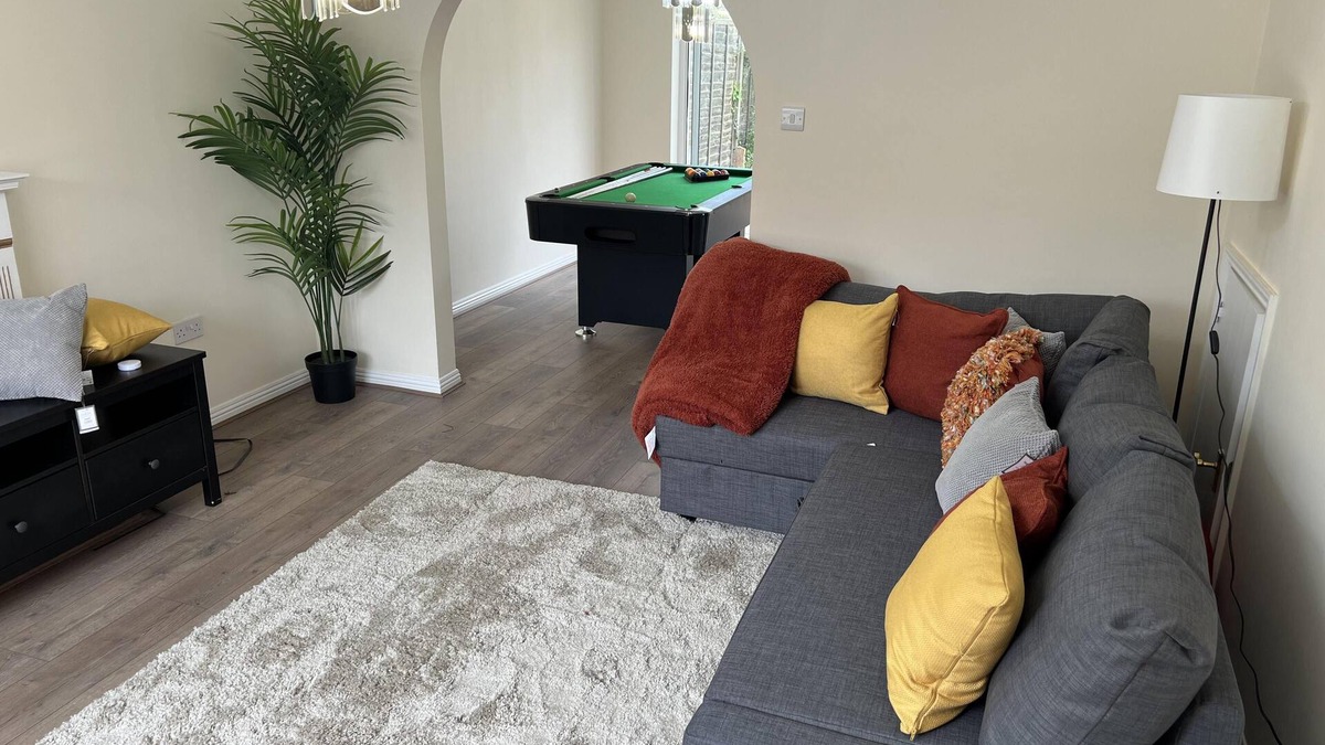 Stonnall House | Cozy 3 Bedrooms Birmingham House with Pool Table