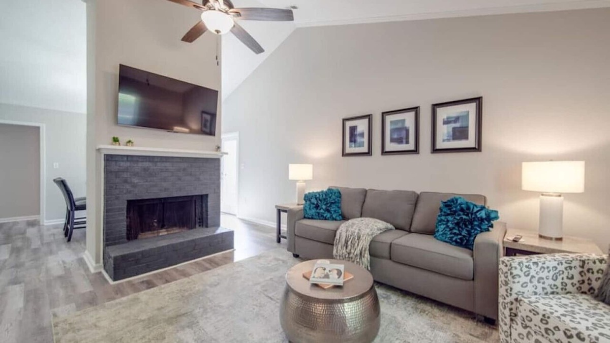 Biddleville House | Cozy 3-BR Bungalow—City Views—Fire Pit—Football!