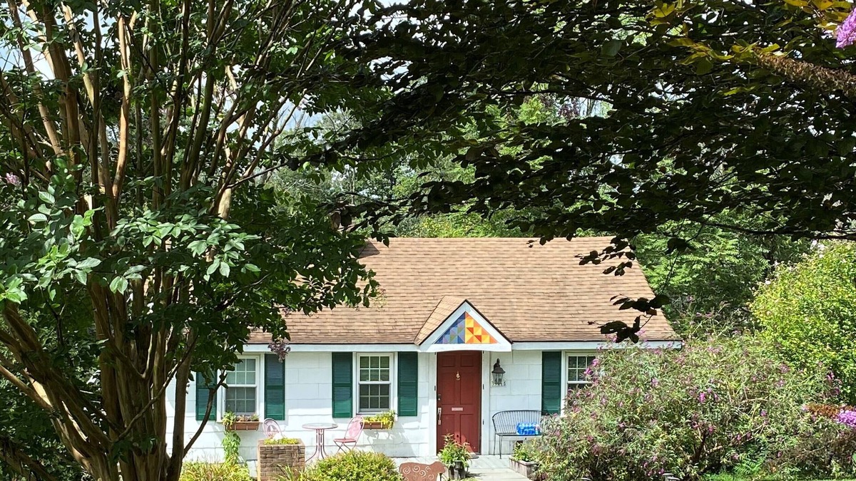 Lovettsville Cottage | Cozy 3 BR Getaway Cottage at WeatherLea Farm & Vineyard