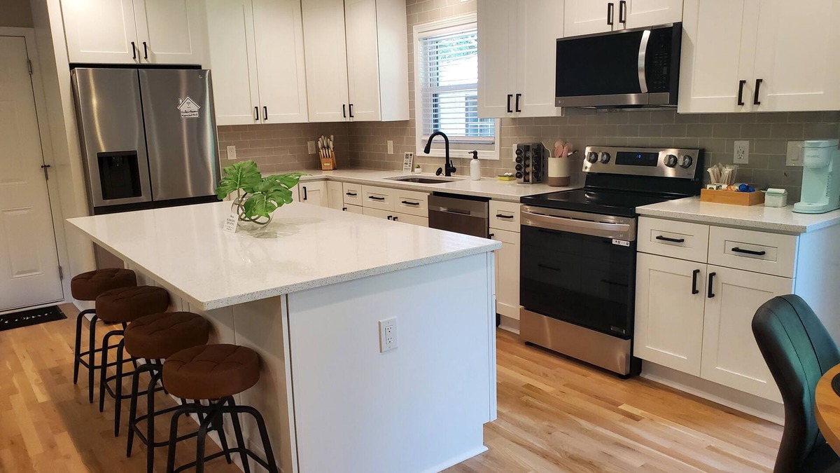 Peachtree City House | Cozy 3 BR in center of town w/work space. Walking distance to main attractions